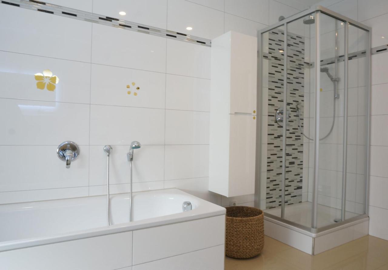 Mein Apartment Flowers Mit Kamin, Bis 10 Personen Frankenthal  Esterno foto